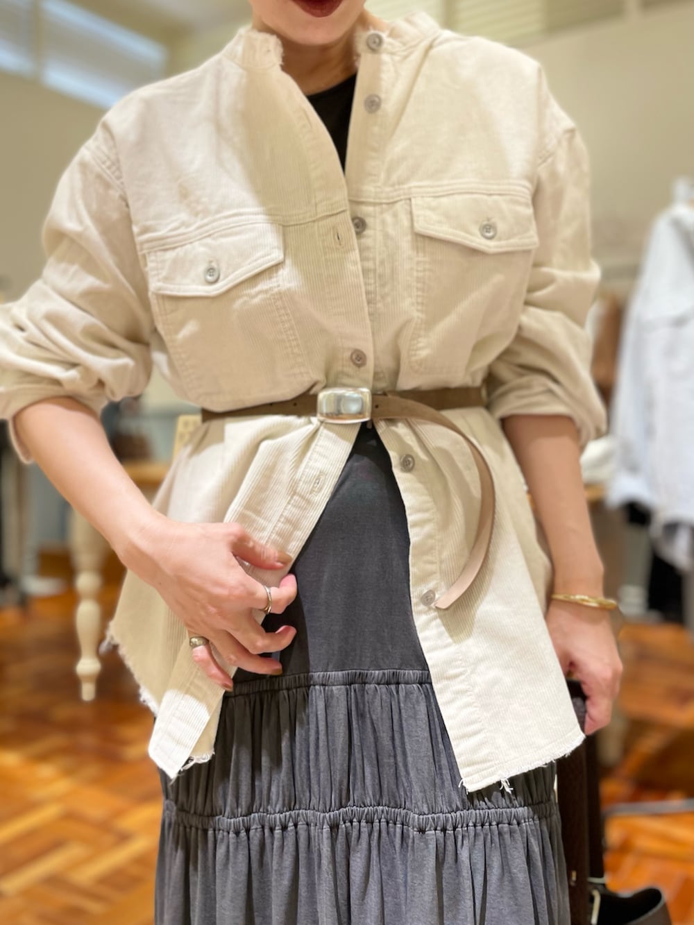 ホワイト系のシャツ/ブラウス、グレー系のワンピース、ブラウン系のショルダーバッグを着用したレディースの秋コーディネートの4枚目の写真