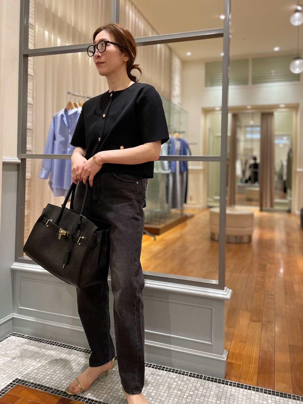 「ニットジャケット、ノーカラージャケット、クラシカル、春コーデ、春夏コーデ、春服、モノトーン、モノトーンコーデ、大人かわいい、大人カジュアル、ママコーデ、デニム、ブラックデニム、ブラックコーデ、NOLLEY'S」｜「NOLLEY’Sのボストンメガネ（メガネ、ブラック系）」を使った、yuko yamaguchiさん（レディース・158cm）の春コーディネートの2枚目の写真