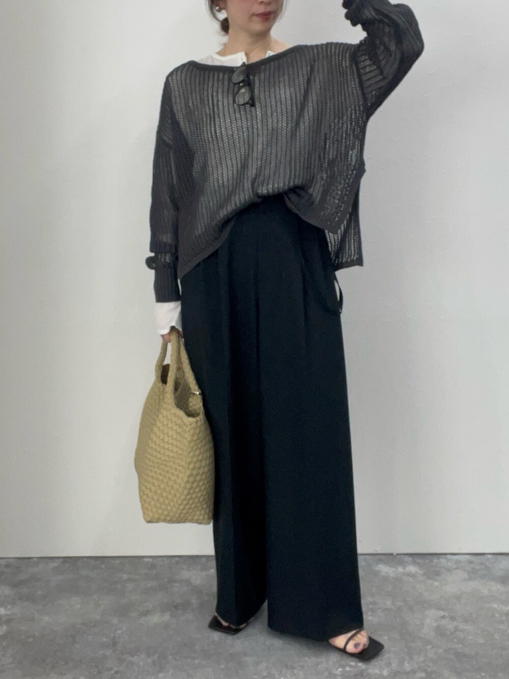 「ロンT、シアートップス、大人カジュアルコーデ、大人コーデ、モノトーン、春服コーデ、ラフコーデ、ノーリーズ、レイヤードスタイル、メッシュニット、メッシュバッグ、メッシュトップス、ヘンリーネック、めがね、メガネ女子」｜「NOLLEY’Sのカシミヤシルクヘンリー2WAYプルオーバーカットソー（Tシャツ/カットソー、ホワイト系）」を使った、yuko yamaguchiさん（レディース・158cm）の春コーディネートの5枚目の写真