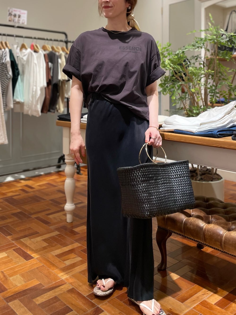 「大人カジュアル、大人コーデ、大人女子、大人かわいい、カジュアルコーデ、カジュアル、カジュアルスタイル、ノーリーズ、Tシャツ、ナロースカート、ロングスカート、マキシスカート、モノトーン、モノトーンコーデ」｜「NOLLEY’SのESSENCE Tシャツ（Tシャツ/カットソー、グレー系）」を使った、yuko yamaguchiさん（レディース・158cm）の夏コーディネートの6枚目の写真