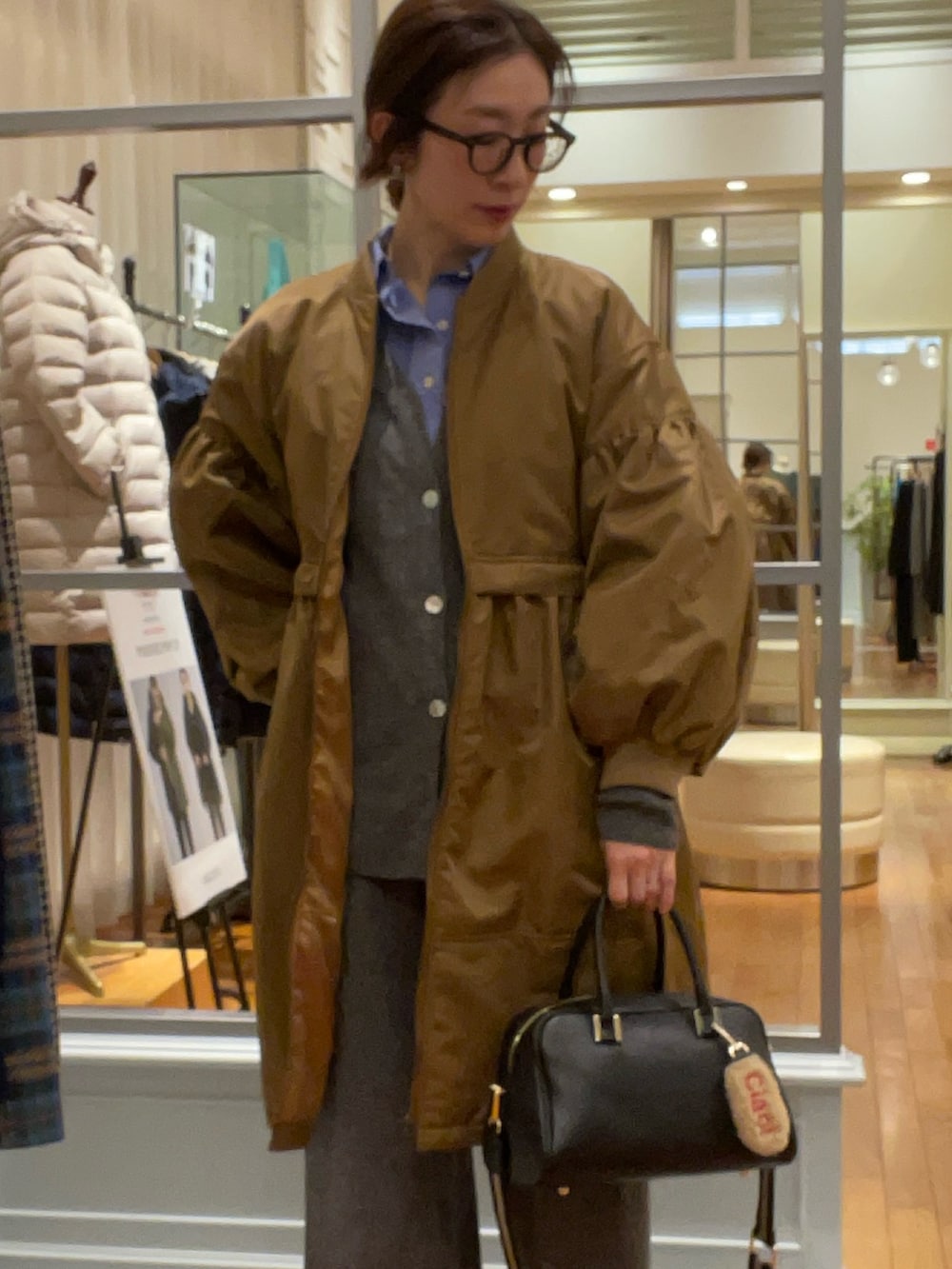 イエロー系のその他アウター、ブルー系のシャツ/ブラウス、グレー系のカーディガン/ボレロを着用したレディースの冬コーディネートの7枚目の写真