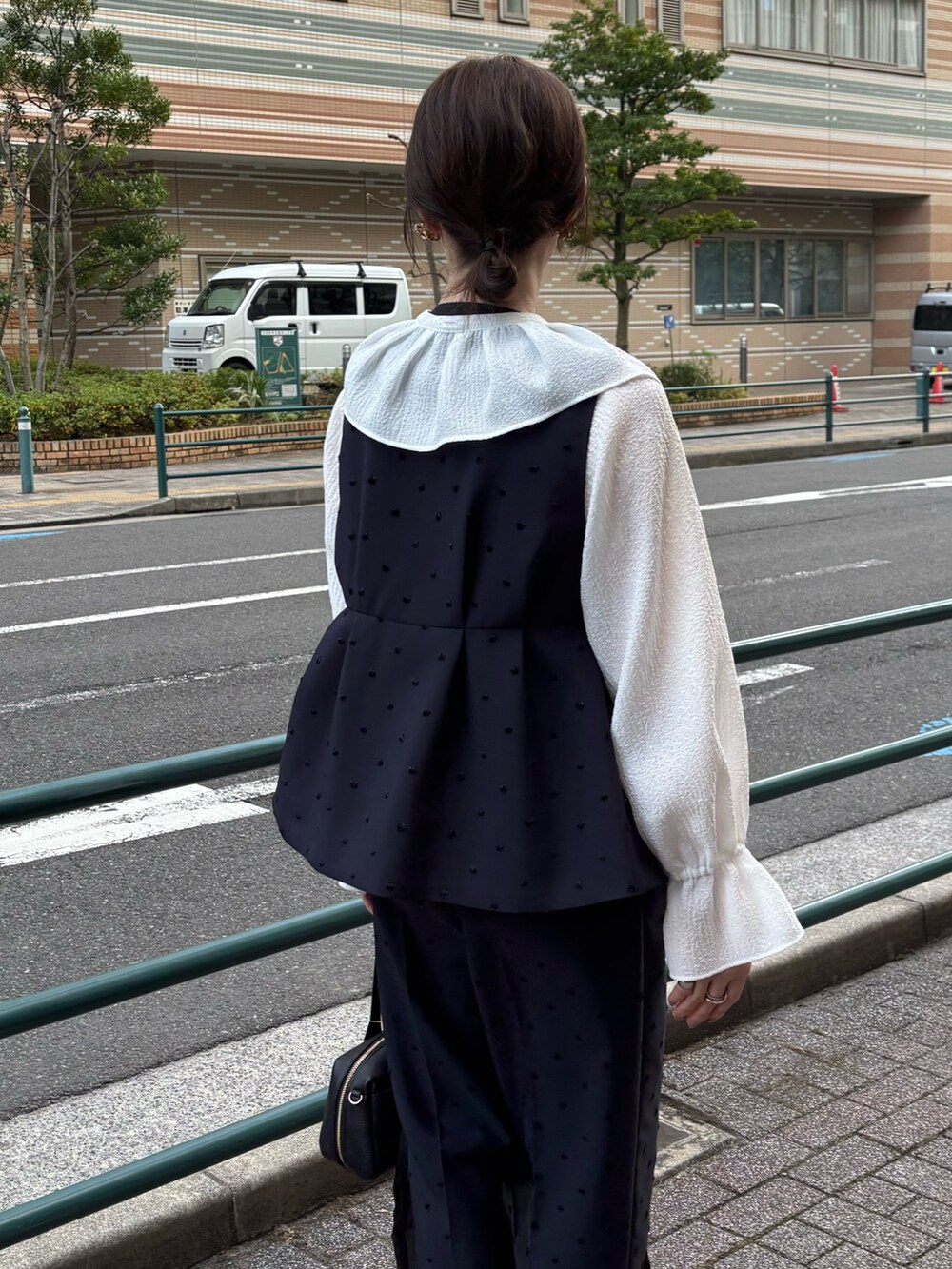 「卒入園コーデ、卒入学コーデ、卒入学、卒入、オケージョン、オケージョンスタイル、セレモニー、セレモニーコーデ、ノーリーズ、セットアップ、セットアップスタイル、襟付きトップス、ママコーデ、ママファッション」｜「NOLLEY’Sの楊柳ジャガード衿取り外しブラウス（シャツ/ブラウス、ホワイト系）」を使った、yuko yamaguchiさん（レディース・158cm）の冬コーディネートの3枚目の写真
