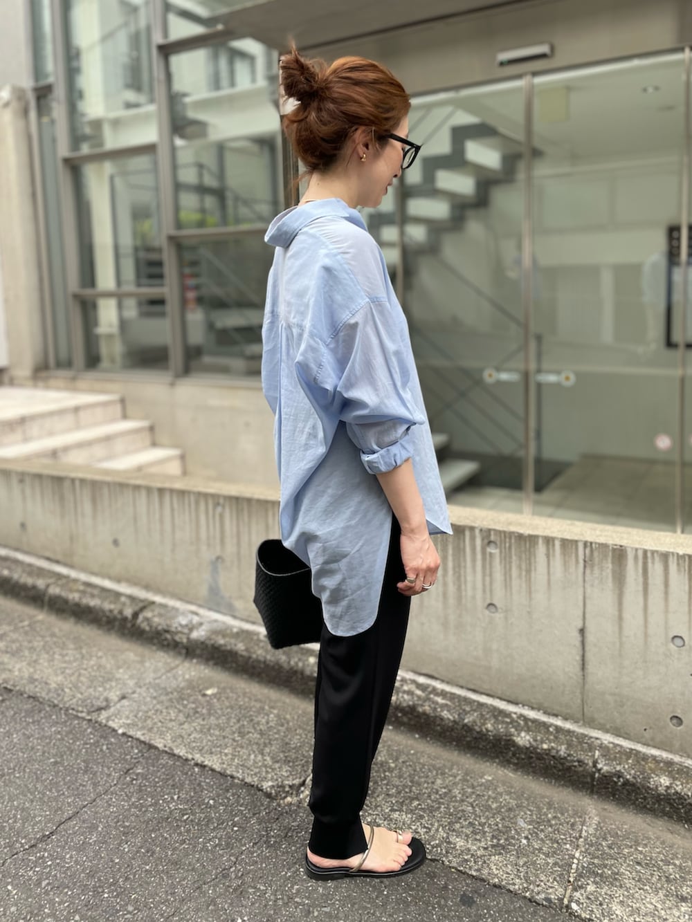「ブルーシャツ、ブルー、シアートップス、シアー、シアーシャツ、ジョガーパンツ、ノーリーズ、大人カジュアル、大人コーデ、大人、大人女子、夏、初夏コーデ」｜「NOLLEY’Sの◇【WEB限定】MY STANDARD シアーシャツ（シャツ/ブラウス、ブルー系）」を使った、yuko yamaguchiさん（レディース・158cm）の春コーディネートの5枚目の写真