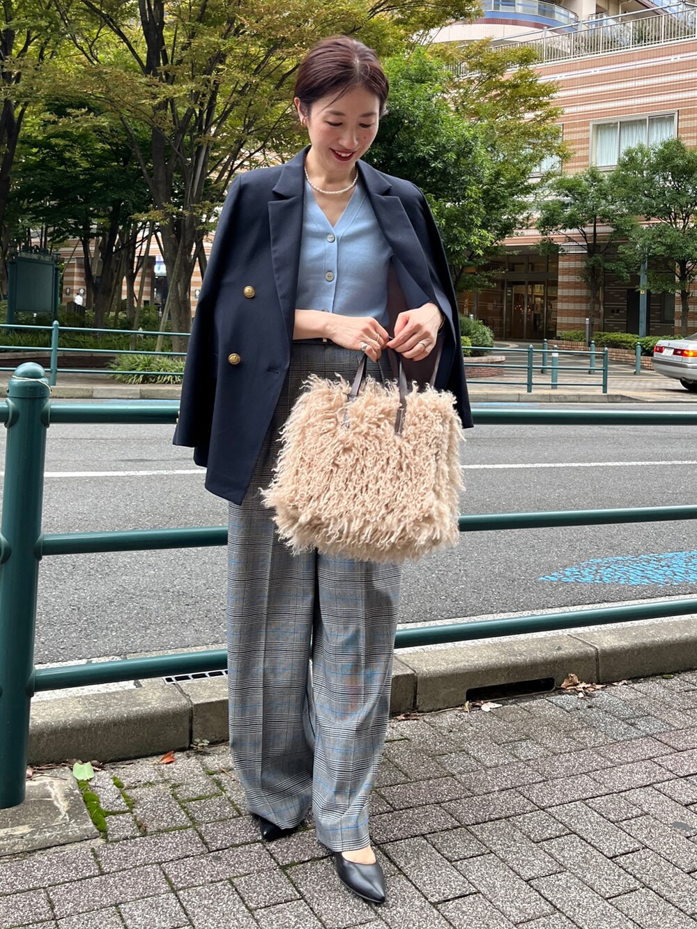 「紺ブレ、ジャケット、ジャケットスタイル、ジャケットコーデ、サックスブルー、シンプルスタイル、オトナ女子、きれいめコーデ、パンツコーデ、ノーリーズ」｜「NOLLEY’Sの淡水パールネックレス（ネックレス、ホワイト系）」を使った、yuko yamaguchiさん（レディース・158cm）の冬コーディネートの2枚目の写真