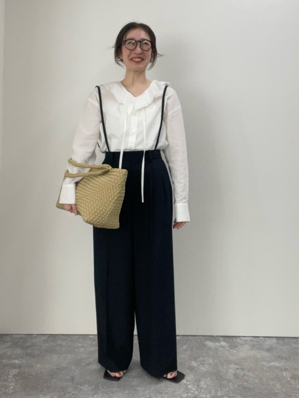 ホワイト系のシャツ/ブラウス、ブラック系のその他パンツ、ベージュ系のトートバッグを着用したレディースの冬コーディネートの7枚目の写真