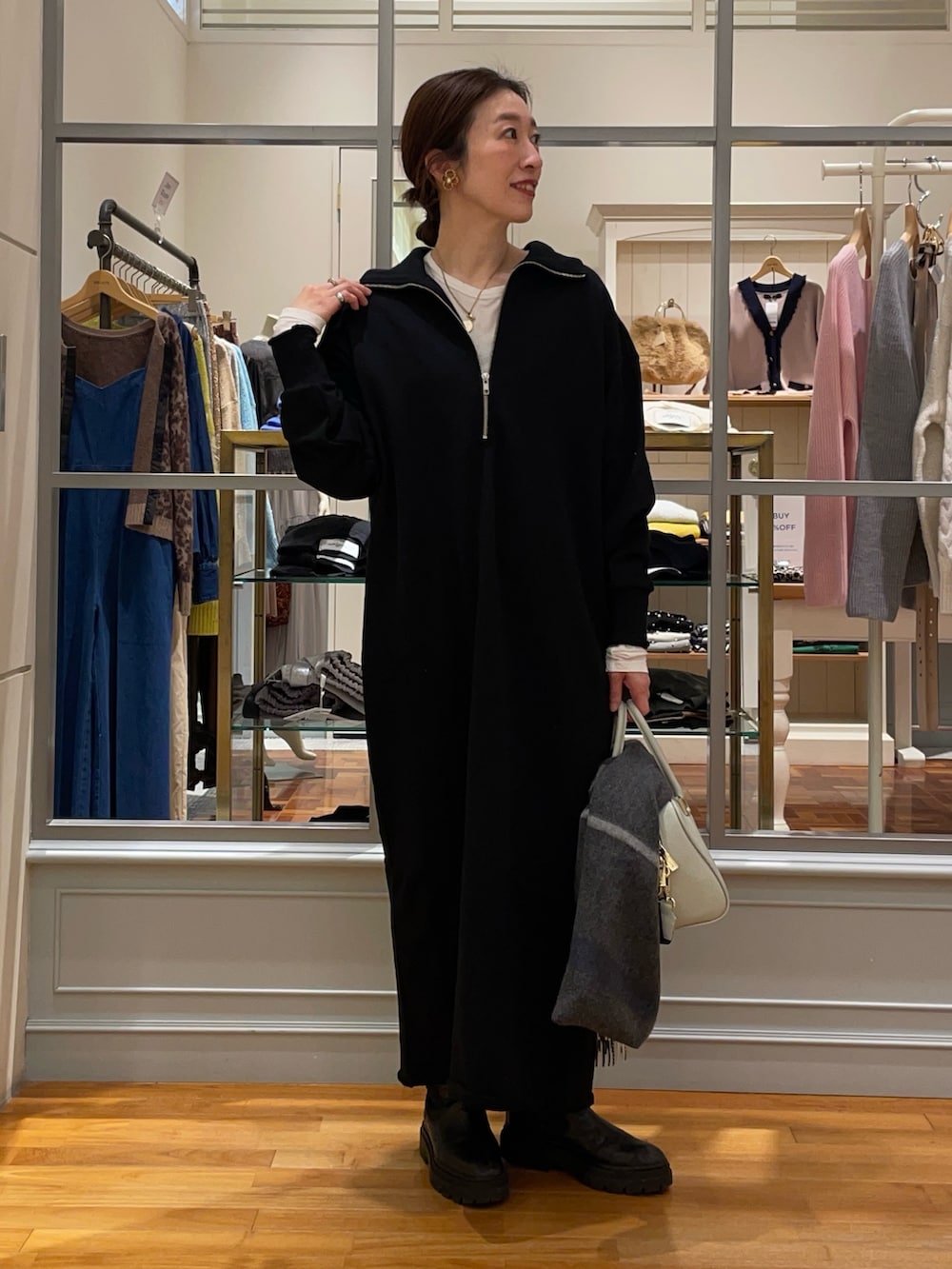 「ワンピース、スウエットワンピ、スウェット、スウェットワンピース、ハーフジップ、ノーリーズ、大人カジュアル、大人コーデ、大人女子、大人ファッション、春コーデ、レイヤードスタイル、重ね着、ロンT、カジュアル」｜「NOLLEY’Sの裏毛ハーフジップワンピース（ワンピース、ブラック系）」を使った、yuko yamaguchiさん（レディース・158cm）の冬コーディネートの2枚目の写真