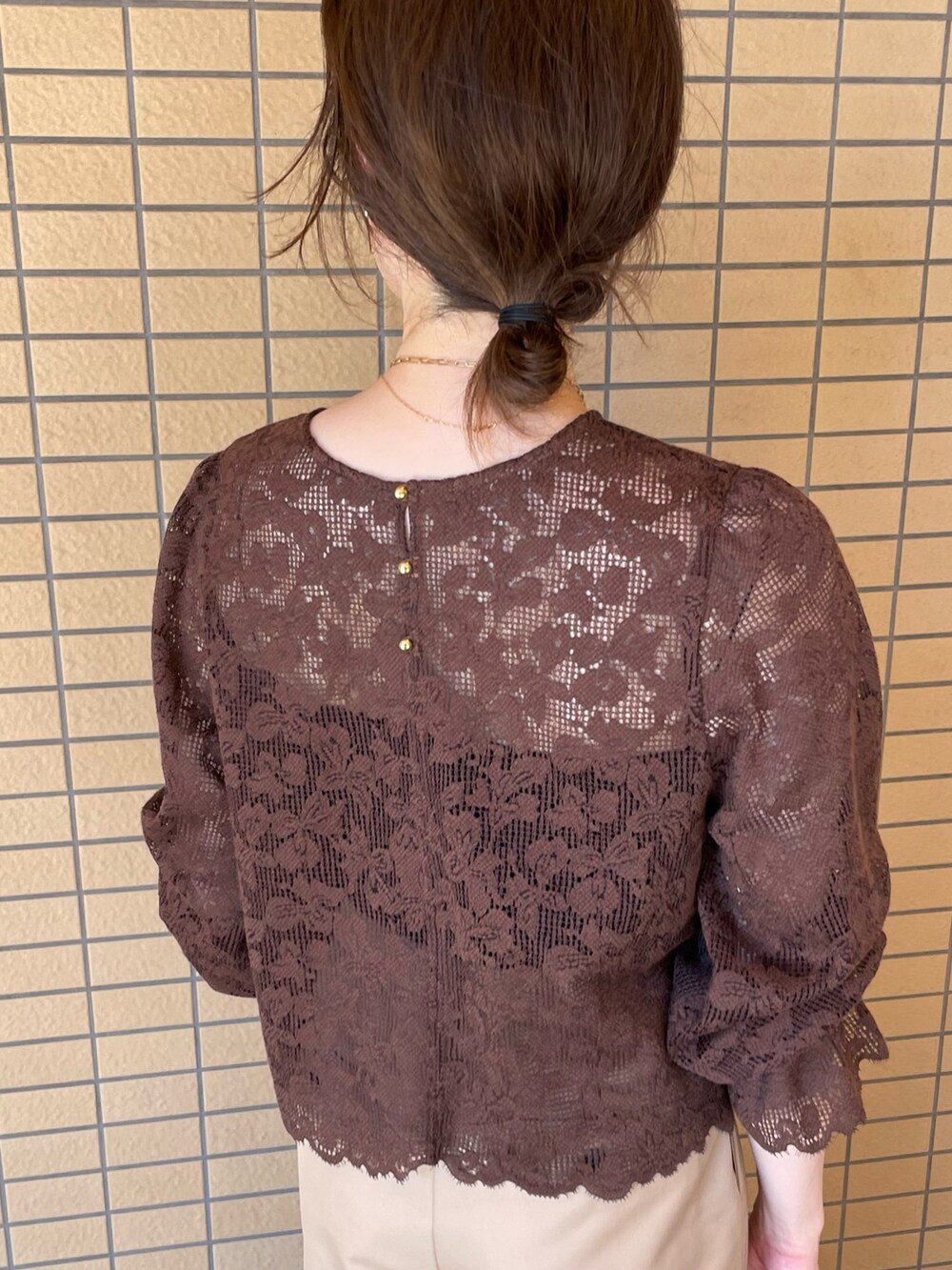 ブラウン系のシャツ/ブラウス、ベージュ系のその他パンツ、ブラック系のショルダーバッグを着用したレディースの秋コーディネートの7枚目の写真