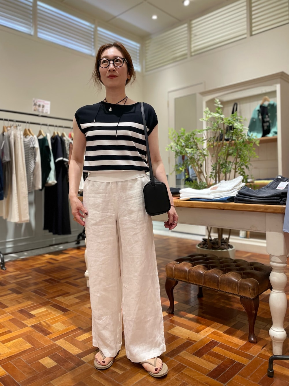 「モノトーン、モノトーンコーデ、リネン、リネンパンツ、大人カジュアル、大人コーデ、大人女子、大人かわいい、パンツスタイル、パンツ、パンツコーデ、夏、旅行、旅行コーデ、リラックススタイル」｜「NOLLEY’Sのニュアンスプレートネックレス（ネックレス、シルバー系）」を使った、yuko yamaguchiさん（レディース・158cm）の夏コーディネートの5枚目の写真