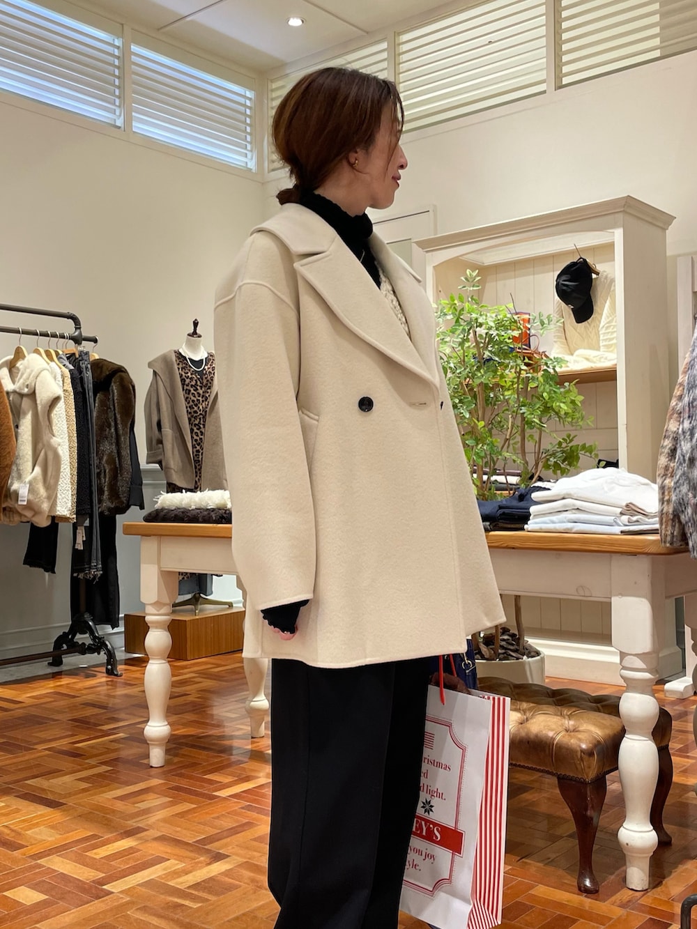 ブラック系のTシャツ/カットソー、ホワイト系のニット/セーター、ホワイト系のダッフルコートを着用したレディースの冬コーディネートの4枚目の写真