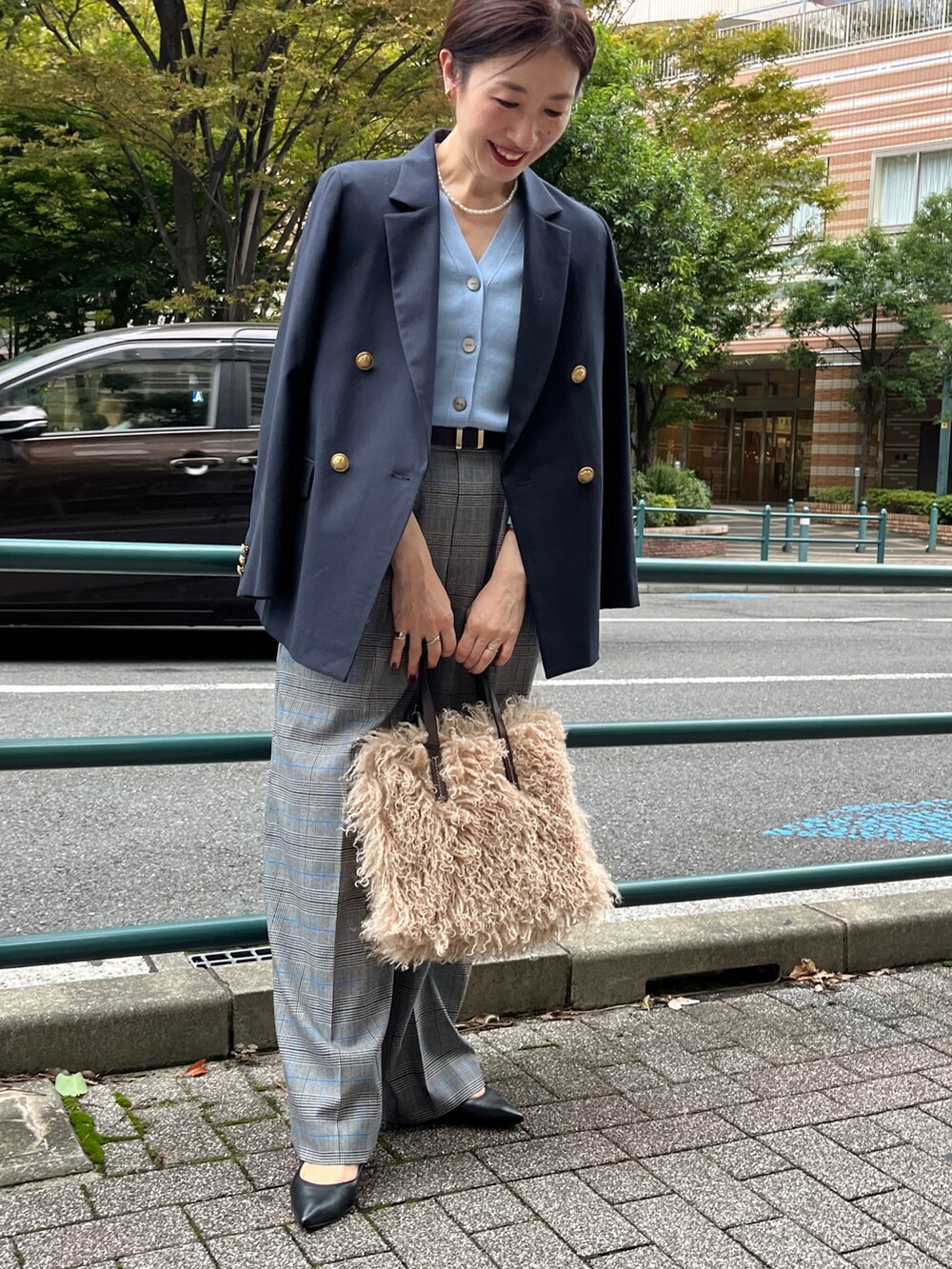 「紺ブレ、ジャケット、ジャケットスタイル、ジャケットコーデ、サックスブルー、シンプルスタイル、オトナ女子、きれいめコーデ、パンツコーデ、ノーリーズ」｜「NOLLEY’Sの淡水パールネックレス（ネックレス、ホワイト系）」を使った、yuko yamaguchiさん（レディース・158cm）の冬コーディネートの4枚目の写真