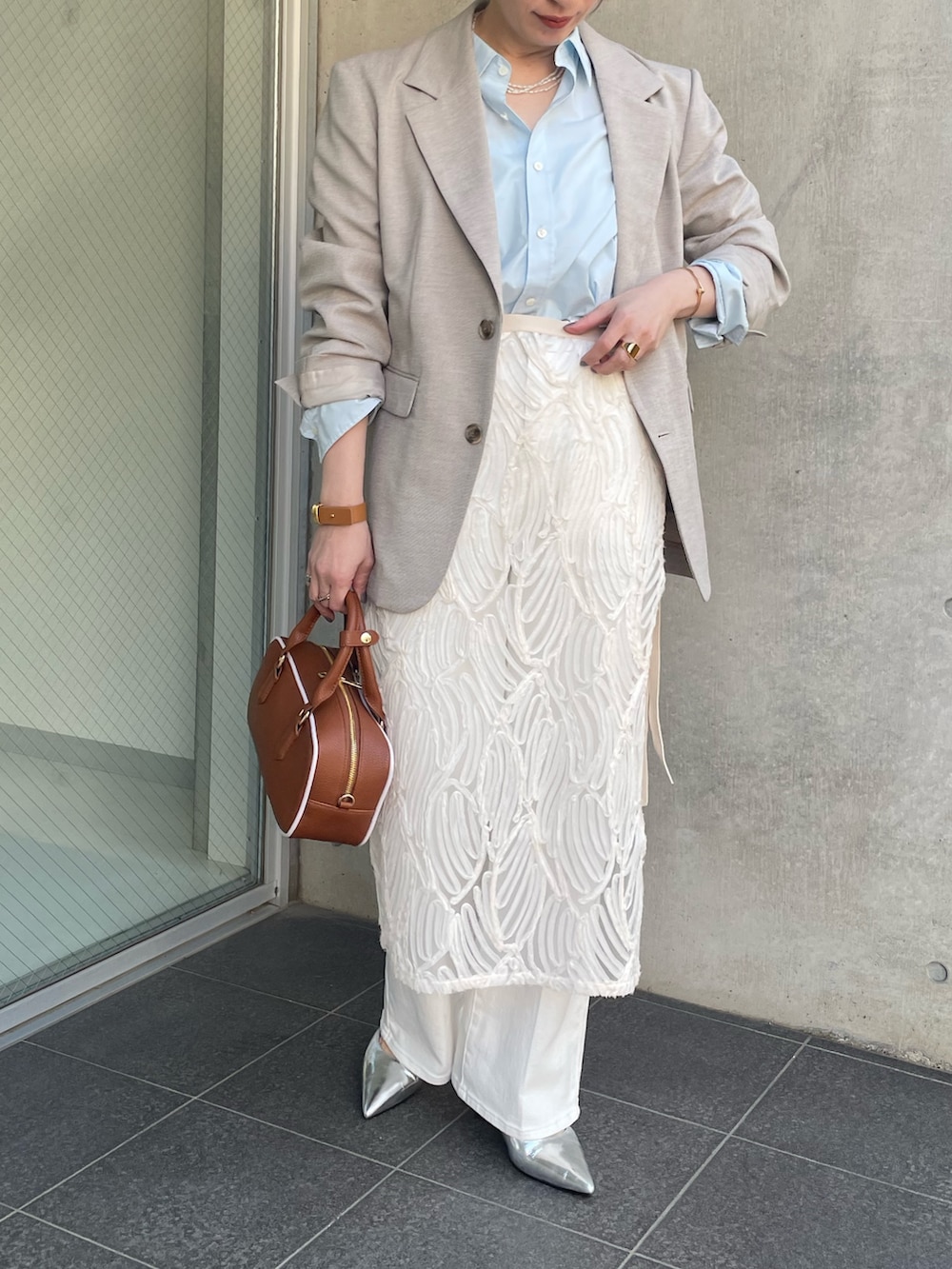 ブルー系のシャツ/ブラウス、ベージュ系のテーラードジャケット、ホワイト系のスカートを着用したレディースの冬コーディネートの4枚目の写真