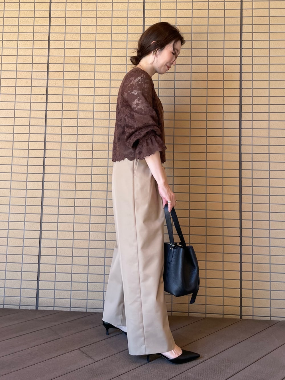 ブラウン系のシャツ/ブラウス、ベージュ系のその他パンツ、ブラック系のショルダーバッグを着用したレディースの秋コーディネートの4枚目の写真