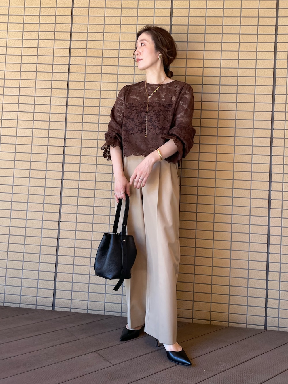 ブラウン系のシャツ/ブラウス、ベージュ系のその他パンツ、ブラック系のショルダーバッグを着用したレディースの秋コーディネートの5枚目の写真