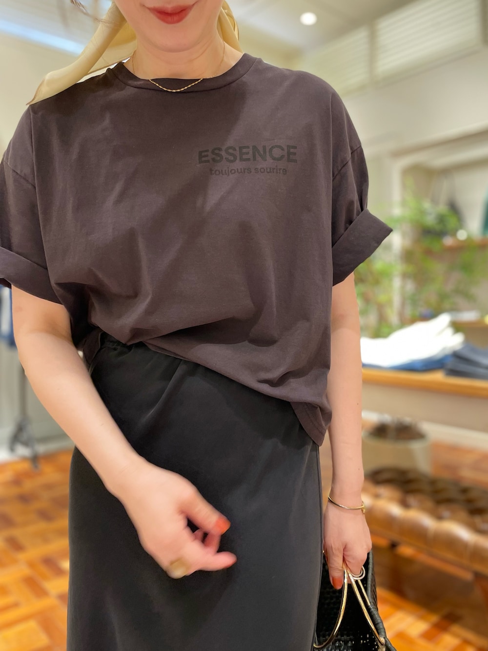 「大人カジュアル、大人コーデ、大人女子、大人かわいい、カジュアルコーデ、カジュアル、カジュアルスタイル、ノーリーズ、Tシャツ、ナロースカート、ロングスカート、マキシスカート、モノトーン、モノトーンコーデ」｜「NOLLEY’SのESSENCE Tシャツ（Tシャツ/カットソー、グレー系）」を使った、yuko yamaguchiさん（レディース・158cm）の夏コーディネートの5枚目の写真