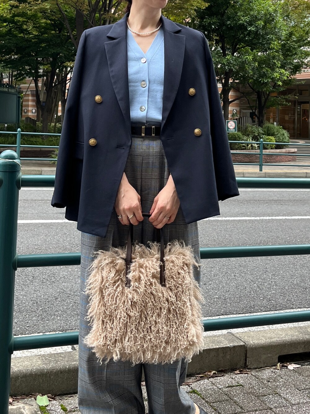 「紺ブレ、ジャケット、ジャケットスタイル、ジャケットコーデ、サックスブルー、シンプルスタイル、オトナ女子、きれいめコーデ、パンツコーデ、ノーリーズ」｜「NOLLEY’Sの淡水パールネックレス（ネックレス、ホワイト系）」を使った、yuko yamaguchiさん（レディース・158cm）の冬コーディネートの3枚目の写真