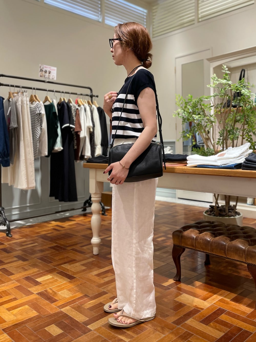 「モノトーン、モノトーンコーデ、リネン、リネンパンツ、大人カジュアル、大人コーデ、大人女子、大人かわいい、パンツスタイル、パンツ、パンツコーデ、夏、旅行、旅行コーデ、リラックススタイル」｜「NOLLEY’Sのニュアンスプレートネックレス（ネックレス、シルバー系）」を使った、yuko yamaguchiさん（レディース・158cm）の夏コーディネートの3枚目の写真