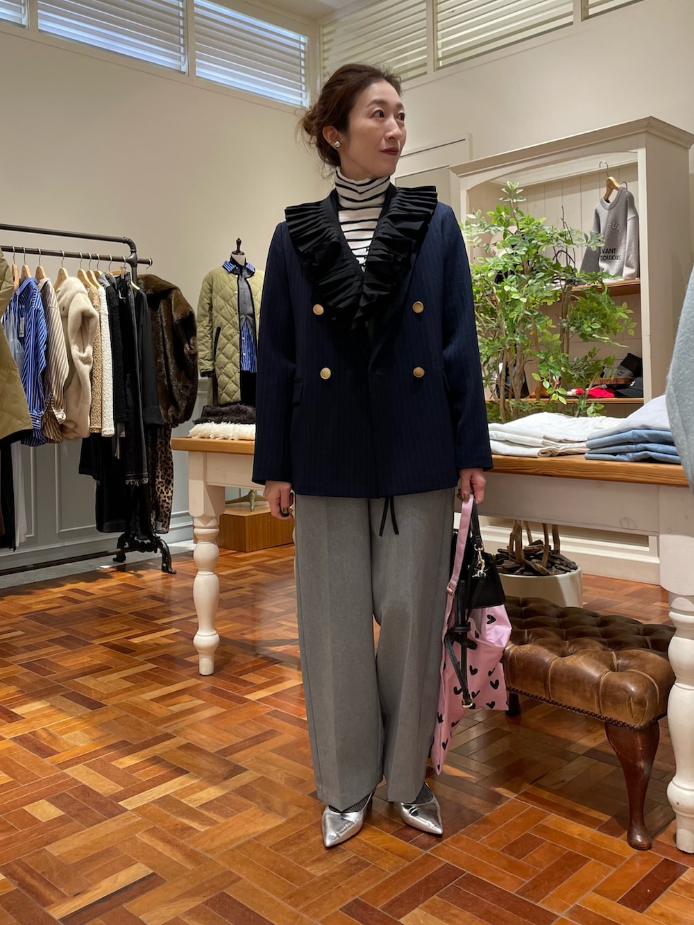 ホワイト系のニット/セーター、グレー系のつなぎ/オールインワン、ブルー系のテーラードジャケットを着用したレディースの冬コーディネートの9枚目の写真
