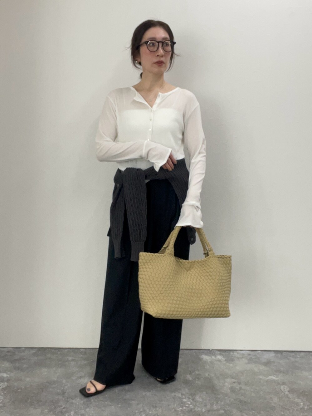 「ロンT、シアートップス、大人カジュアルコーデ、大人コーデ、モノトーン、春服コーデ、ラフコーデ、ノーリーズ、レイヤードスタイル、メッシュニット、メッシュバッグ、メッシュトップス、ヘンリーネック、めがね、メガネ女子」｜「NOLLEY’Sのカシミヤシルクヘンリー2WAYプルオーバーカットソー（Tシャツ/カットソー、ホワイト系）」を使った、yuko yamaguchiさん（レディース・158cm）の春コーディネートの7枚目の写真