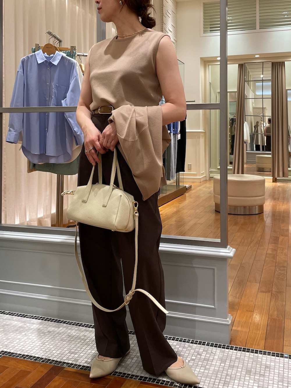 「アンサンブル、シアートップス、シアー、通勤コーデ、上品、きれいめ、キレイめ、大人コーデ、大人女子、ブラウンコーデ、ブラウン、ブラウンパンツ、着痩せ・細見え、NOLLEY'S、オフィスカジュアル」｜「NOLLEY’Sの【grace grace/グラスグラス】【WEB STAFF恵☆別注アイテム】プレーンチョーカー（チョーカー、ゴールド系）」を使った、yuko yamaguchiさん（レディース・158cm）の春コーディネートの6枚目の写真