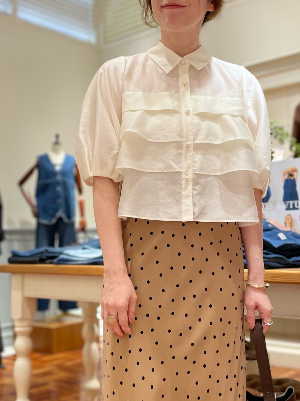 ホワイト系のシャツ/ブラウス、ブラウン系のスカート、ブラウン系のショルダーバッグを着用したレディースの秋コーディネートの4枚目の写真