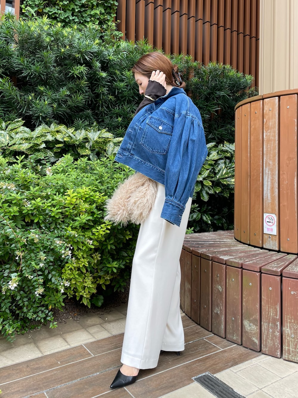 ブルー系のデニムジャケット、ベージュ系のショルダーバッグ、ホワイト系のその他パンツを着用したレディースの秋コーディネートの9枚目の写真