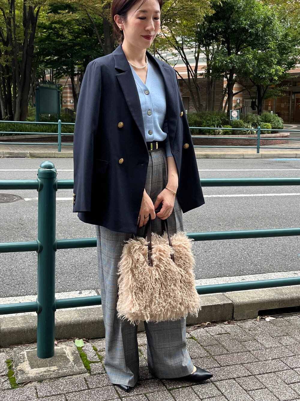 「紺ブレ、ジャケット、ジャケットスタイル、ジャケットコーデ、サックスブルー、シンプルスタイル、オトナ女子、きれいめコーデ、パンツコーデ、ノーリーズ」｜「NOLLEY’Sの淡水パールネックレス（ネックレス、ホワイト系）」を使った、yuko yamaguchiさん（レディース・158cm）の冬コーディネートの9枚目の写真