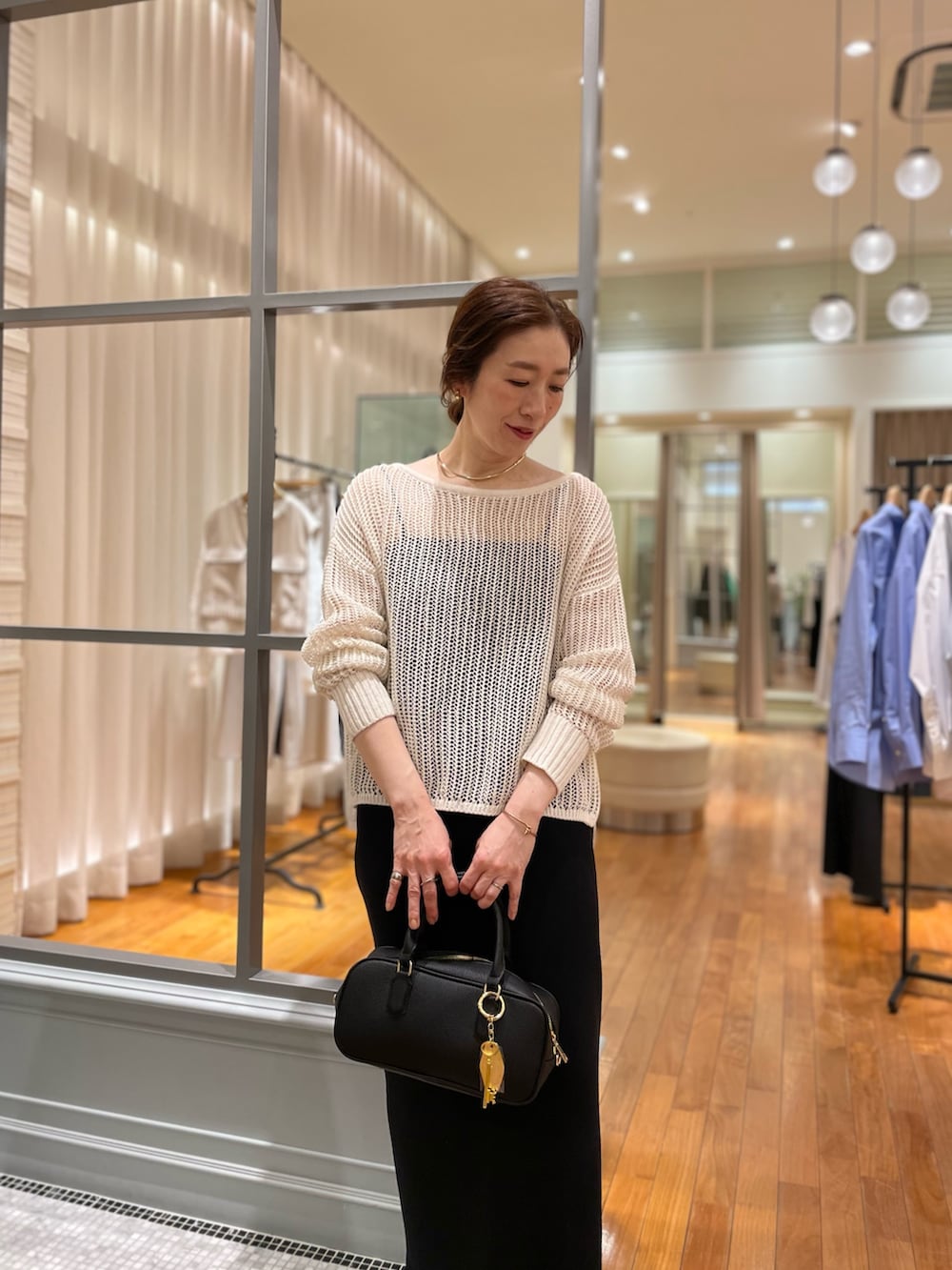 「春、春コーデ、春夏コーデ、シンプルスタイル、おでかけコーデ、オトナ女子、デイリーカジュアル、春ニット、NOLLEY'S、メッシュニット、タイトスカート、着痩せ・細見え、大人カジュアル、大人コーデ、大人女子」|「NOLLEY’Sの【grace grace/グラスグラス】【WEB STAFF恵☆別注アイテム】プレーンチョーカー(チョーカー、ゴールド系)」を使った、yuko yamaguchiさん(レディース・158cm)の春コーディネートの3枚目の写真