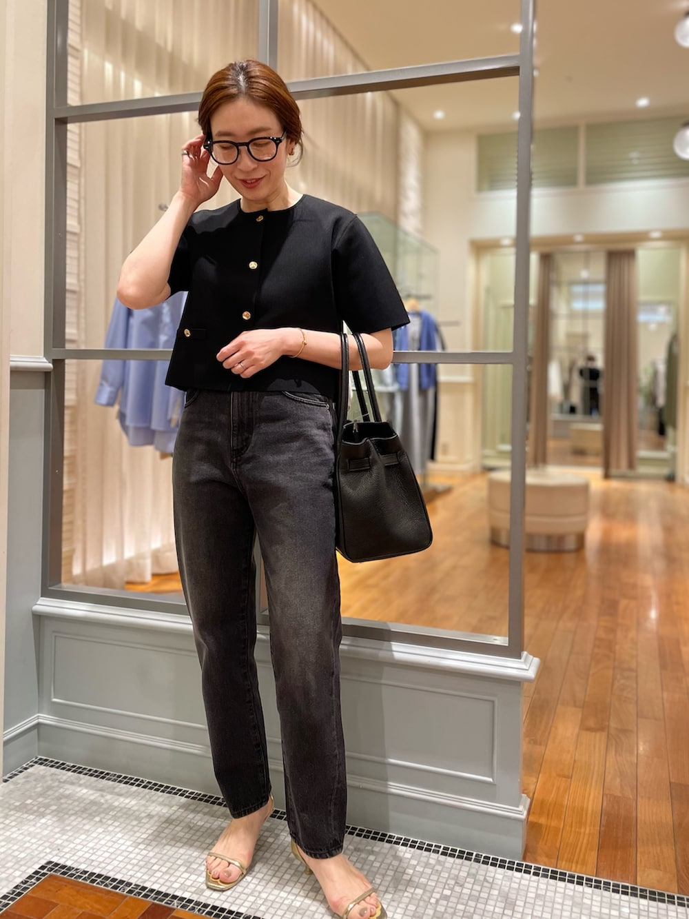 「ニットジャケット、ノーカラージャケット、クラシカル、春コーデ、春夏コーデ、春服、モノトーン、モノトーンコーデ、大人かわいい、大人カジュアル、ママコーデ、デニム、ブラックデニム、ブラックコーデ、NOLLEY'S」｜「NOLLEY’Sのボストンメガネ（メガネ、ブラック系）」を使った、yuko yamaguchiさん（レディース・158cm）の春コーディネートの7枚目の写真