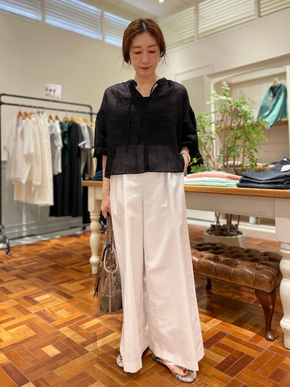 「リラックススタイル、旅行コーデ、旅行、ワイドパンツ、大人カジュアル、大人コーデ、大人女子、カジュアルコーデ、カジュアル、カジュアルスタイル、モノトーン、モノトーンコーデ、ノーリーズ」｜「NOLLEY’Sの◇【WEB限定カラーあり】シアーラミー袖バルーンブラウス（シャツ/ブラウス、ブラック系）」を使った、yuko yamaguchiさん（レディース・158cm）の夏コーディネートの4枚目の写真