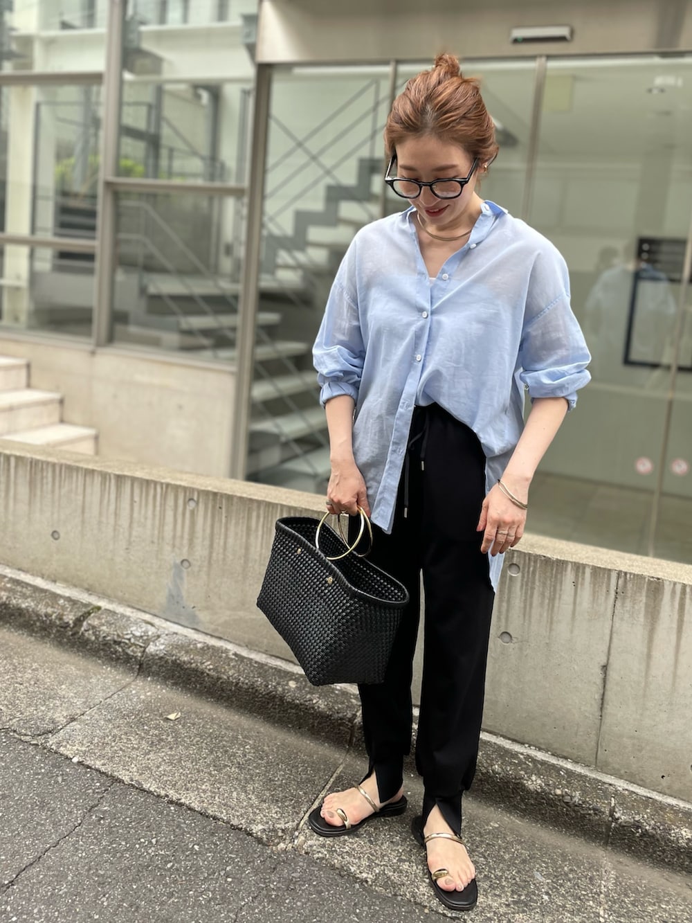 「ブルーシャツ、ブルー、シアートップス、シアー、シアーシャツ、ジョガーパンツ、ノーリーズ、大人カジュアル、大人コーデ、大人、大人女子、夏、初夏コーデ」｜「NOLLEY’Sの◇【WEB限定】MY STANDARD シアーシャツ（シャツ/ブラウス、ブルー系）」を使った、yuko yamaguchiさん（レディース・158cm）の春コーディネートの3枚目の写真