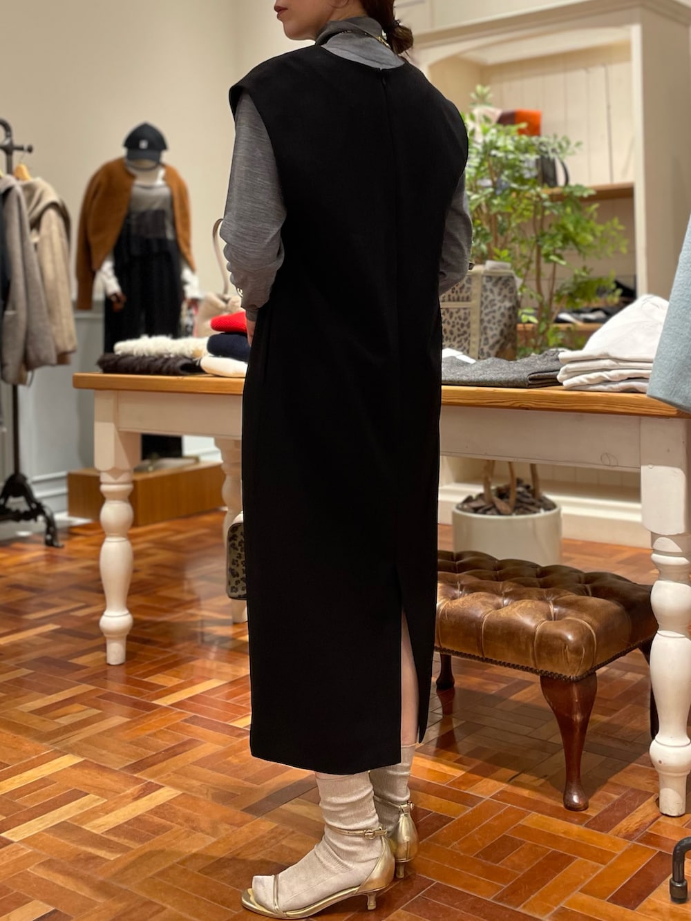 ブラック系のワンピース、グレー系のニット/セーター、ベージュ系のショルダーバッグを着用したレディースの冬コーディネートの9枚目の写真