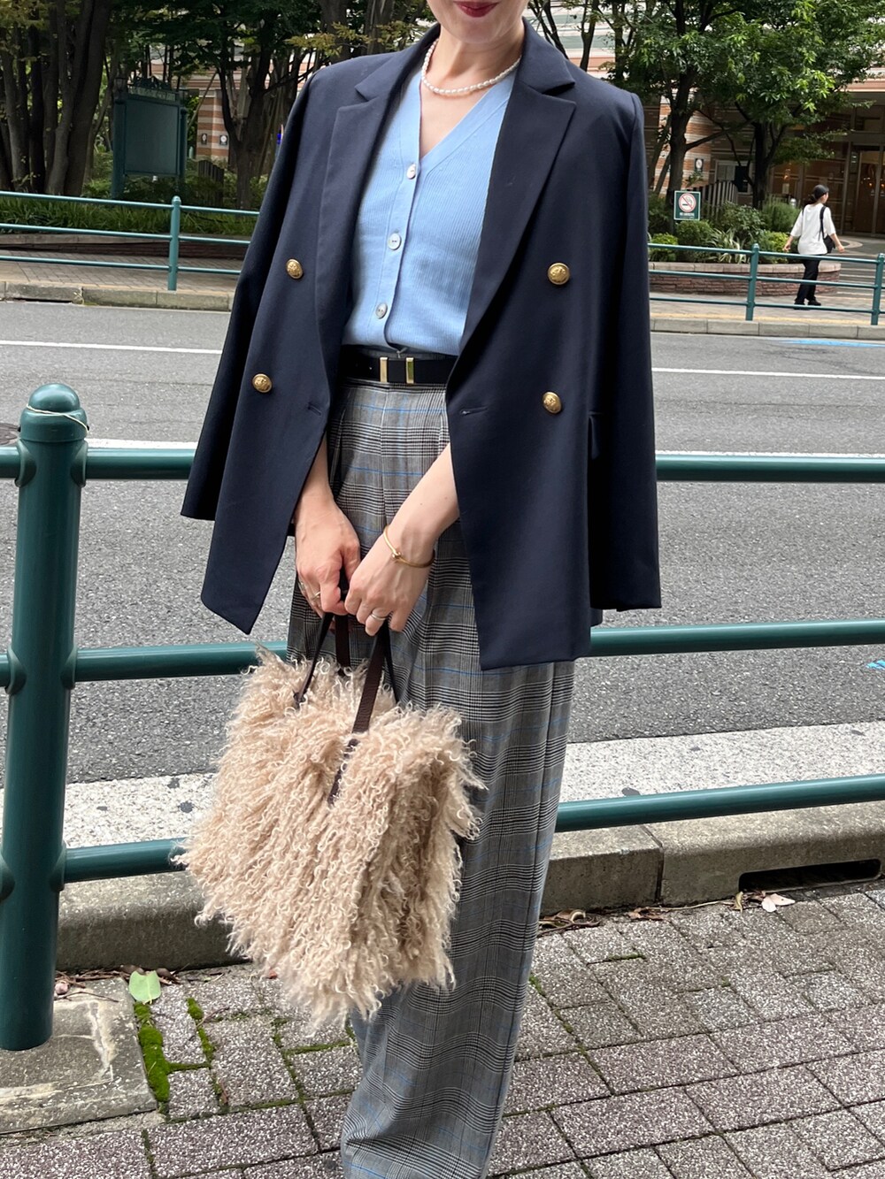 「紺ブレ、ジャケット、ジャケットスタイル、ジャケットコーデ、サックスブルー、シンプルスタイル、オトナ女子、きれいめコーデ、パンツコーデ、ノーリーズ」｜「NOLLEY’Sの淡水パールネックレス（ネックレス、ホワイト系）」を使った、yuko yamaguchiさん（レディース・158cm）の冬コーディネートの6枚目の写真