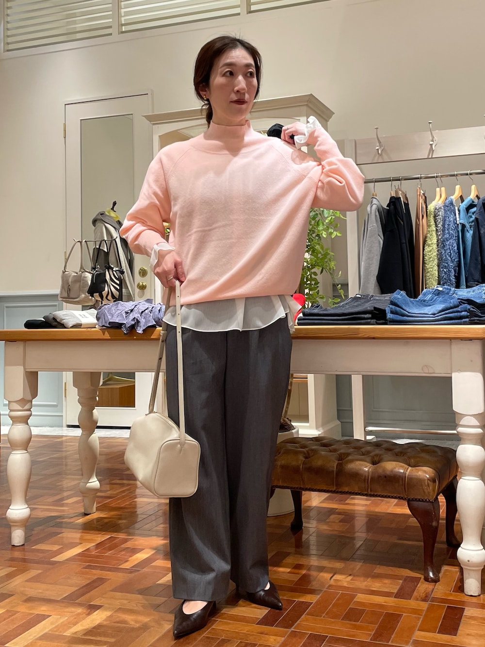 ピンク系のニット/セーター、ホワイト系のショルダーバッグ、ホワイト系のシャツ/ブラウスを着用したレディースの冬コーディネートの3枚目の写真