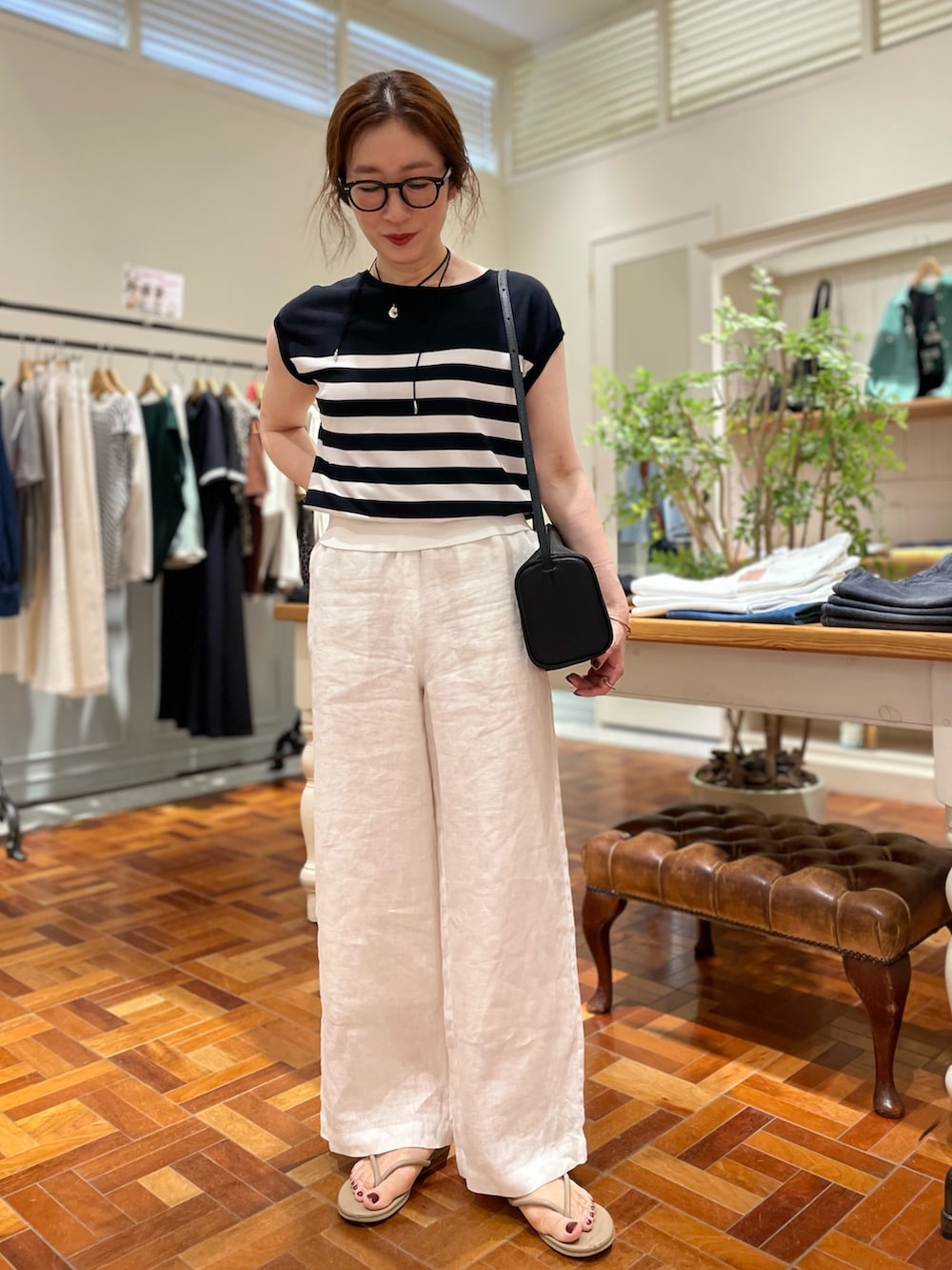 「モノトーン、モノトーンコーデ、リネン、リネンパンツ、大人カジュアル、大人コーデ、大人女子、大人かわいい、パンツスタイル、パンツ、パンツコーデ、夏、旅行、旅行コーデ、リラックススタイル」｜「NOLLEY’Sのニュアンスプレートネックレス（ネックレス、シルバー系）」を使った、yuko yamaguchiさん（レディース・158cm）の夏コーディネートの4枚目の写真