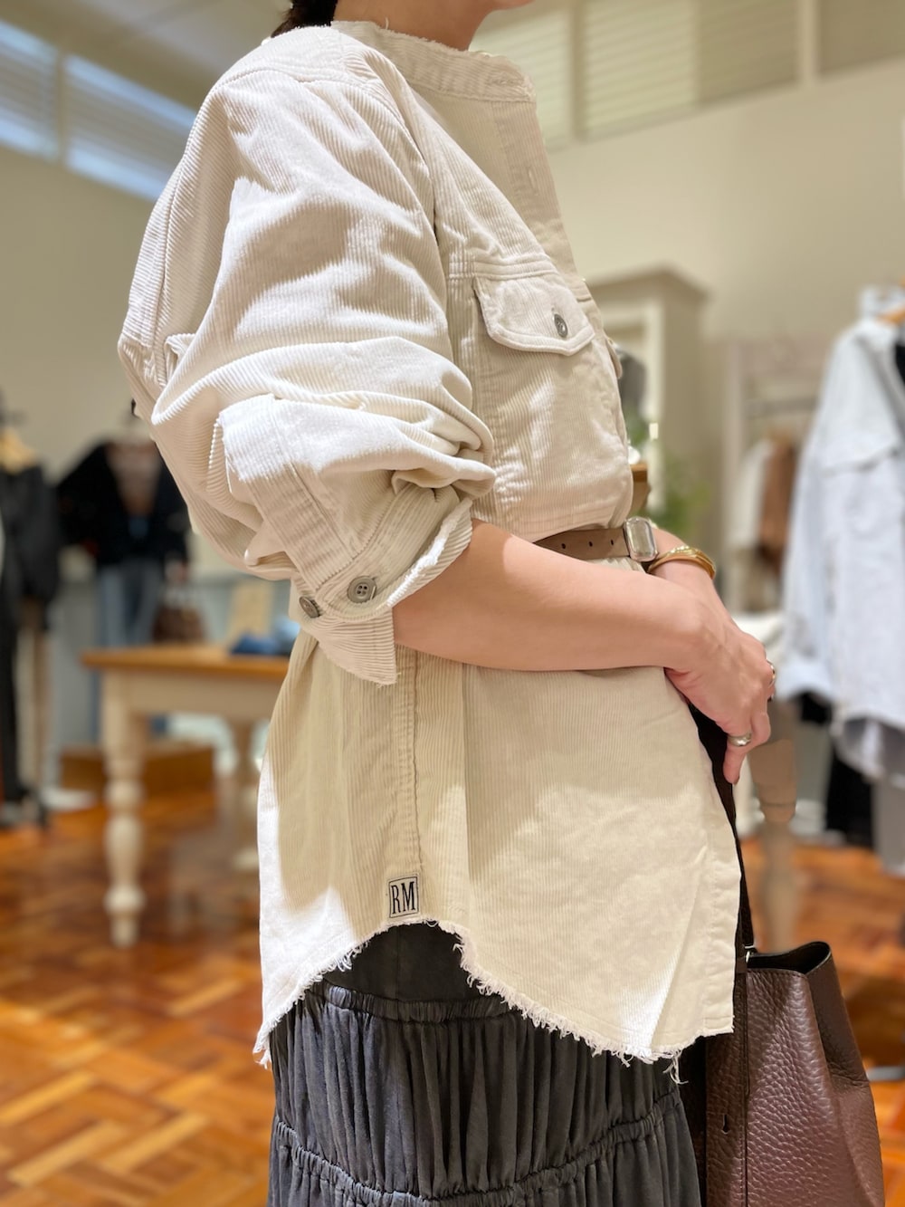 ホワイト系のシャツ/ブラウス、グレー系のワンピース、ブラウン系のショルダーバッグを着用したレディースの秋コーディネートの5枚目の写真