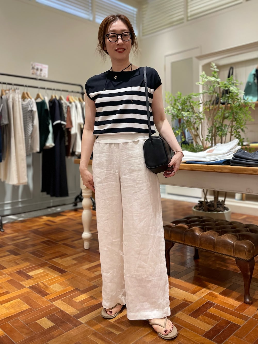 「モノトーン、モノトーンコーデ、リネン、リネンパンツ、大人カジュアル、大人コーデ、大人女子、大人かわいい、パンツスタイル、パンツ、パンツコーデ、夏、旅行、旅行コーデ、リラックススタイル」｜「NOLLEY’Sのニュアンスプレートネックレス（ネックレス、シルバー系）」を使った、yuko yamaguchiさん（レディース・158cm）の夏コーディネートの7枚目の写真