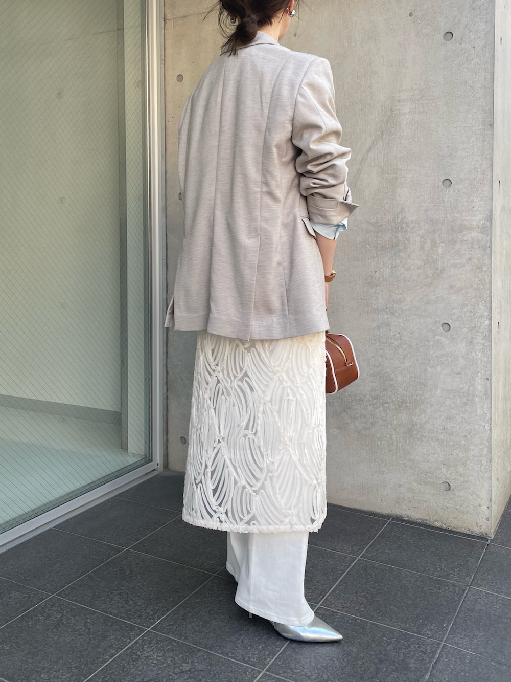 ブルー系のシャツ/ブラウス、ベージュ系のテーラードジャケット、ホワイト系のスカートを着用したレディースの冬コーディネートの8枚目の写真