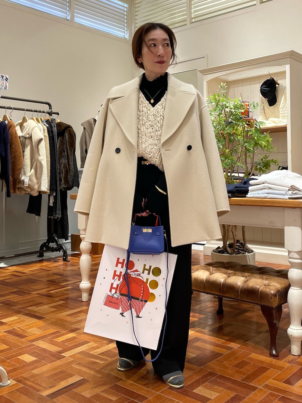 ブラック系のTシャツ/カットソー、ホワイト系のニット/セーター、ホワイト系のダッフルコートを着用したレディースの冬コーディネートの8枚目の写真