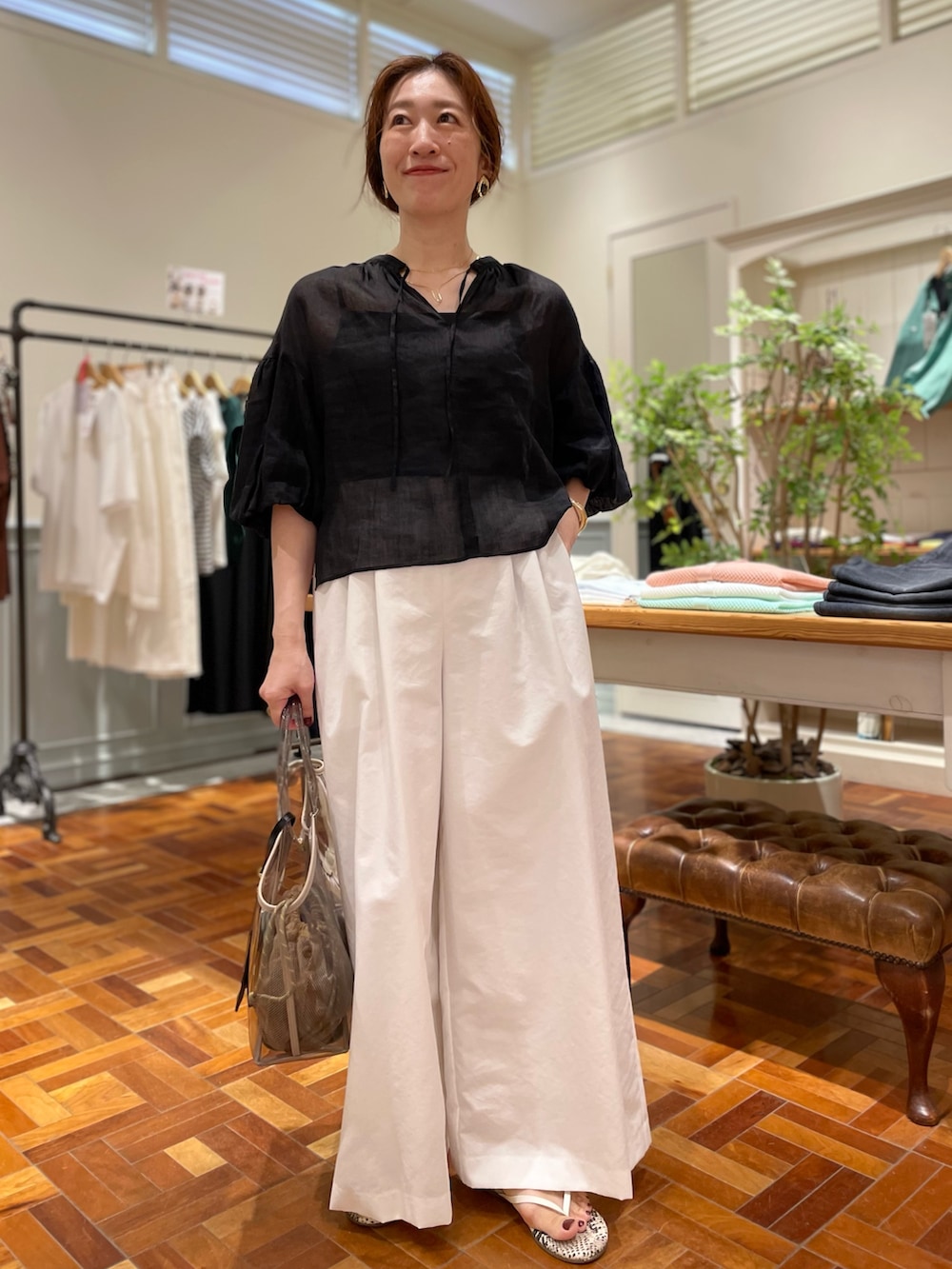 「リラックススタイル、旅行コーデ、旅行、ワイドパンツ、大人カジュアル、大人コーデ、大人女子、カジュアルコーデ、カジュアル、カジュアルスタイル、モノトーン、モノトーンコーデ、ノーリーズ」｜「NOLLEY’Sの◇【WEB限定カラーあり】シアーラミー袖バルーンブラウス（シャツ/ブラウス、ブラック系）」を使った、yuko yamaguchiさん（レディース・158cm）の夏コーディネートの3枚目の写真