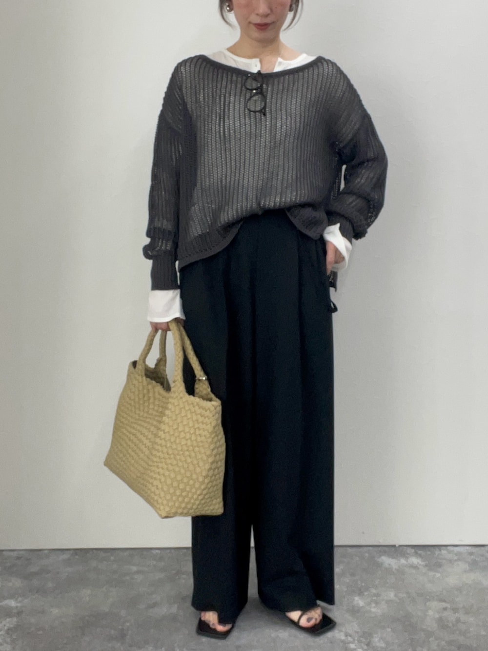 「ロンT、シアートップス、大人カジュアルコーデ、大人コーデ、モノトーン、春服コーデ、ラフコーデ、ノーリーズ、レイヤードスタイル、メッシュニット、メッシュバッグ、メッシュトップス、ヘンリーネック、めがね、メガネ女子」｜「NOLLEY’Sのカシミヤシルクヘンリー2WAYプルオーバーカットソー（Tシャツ/カットソー、ホワイト系）」を使った、yuko yamaguchiさん（レディース・158cm）の春コーディネートの3枚目の写真