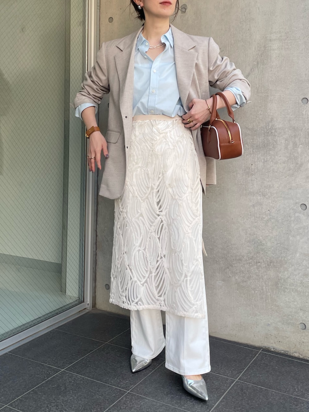 ブルー系のシャツ/ブラウス、ベージュ系のテーラードジャケット、ホワイト系のスカートを着用したレディースの冬コーディネートの7枚目の写真