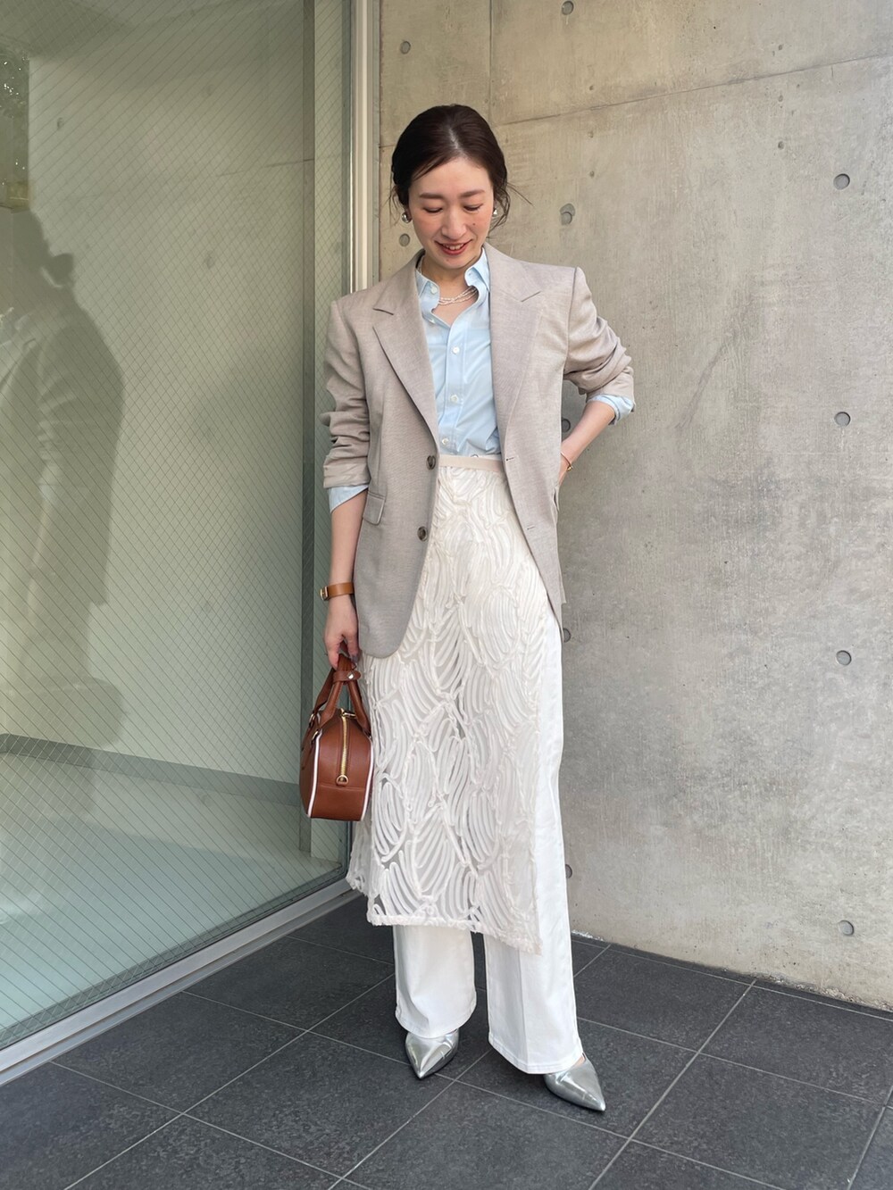 ブルー系のシャツ/ブラウス、ベージュ系のテーラードジャケット、ホワイト系のスカートを着用したレディースの冬コーディネートの9枚目の写真
