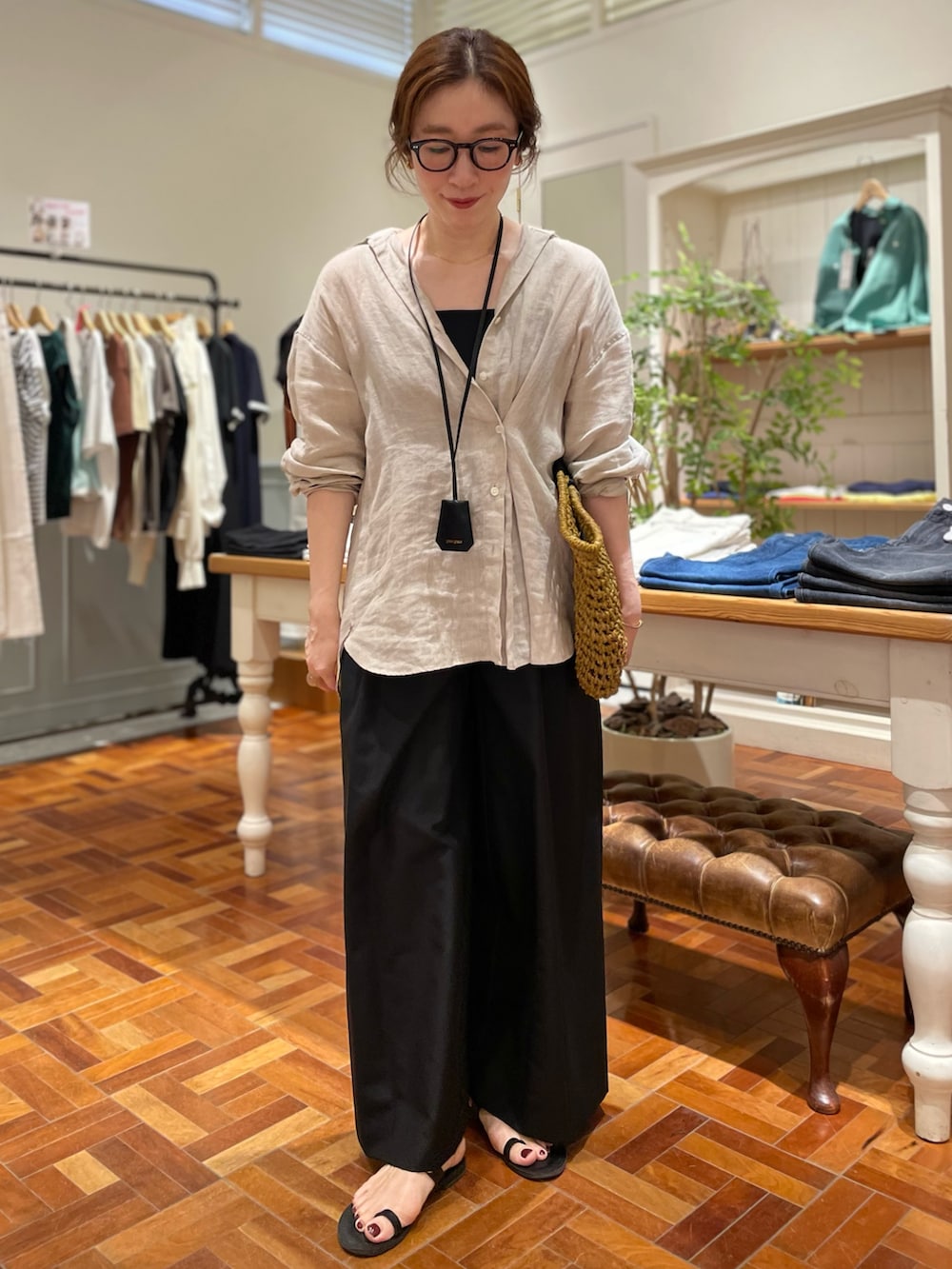「大人カジュアル、大人コーデ、大人女子、リラックススタイル、リラックス、ワイドパンツ、ワイドシルエット、リネン、リネンシャツ、ベージュ、カジュアル、カジュアルコーデ、旅行コーデ、旅行」｜「NOLLEY’Sの【WEB STAFF恵☆別注カラーあり】《セットアップ対応》MY STANDARD リネンシャツ（シャツ/ブラウス、ベージュ系）」を使った、yuko yamaguchiさん（レディース・158cm）の夏コーディネートの5枚目の写真