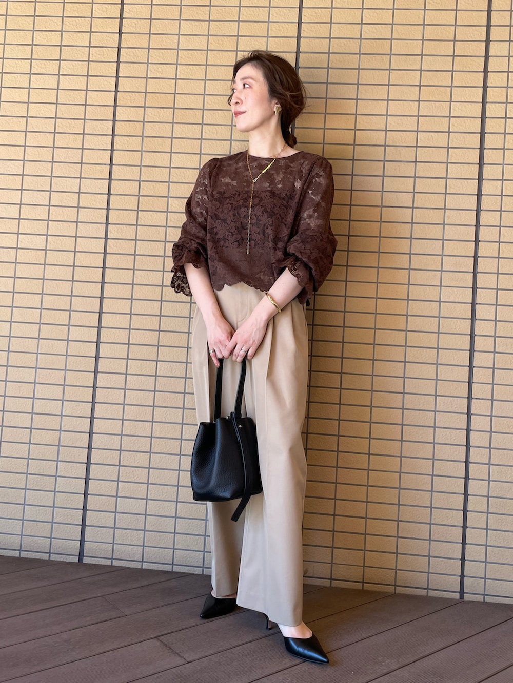 ブラウン系のシャツ/ブラウス、ベージュ系のその他パンツ、ブラック系のショルダーバッグを着用したレディースの秋コーディネートの9枚目の写真