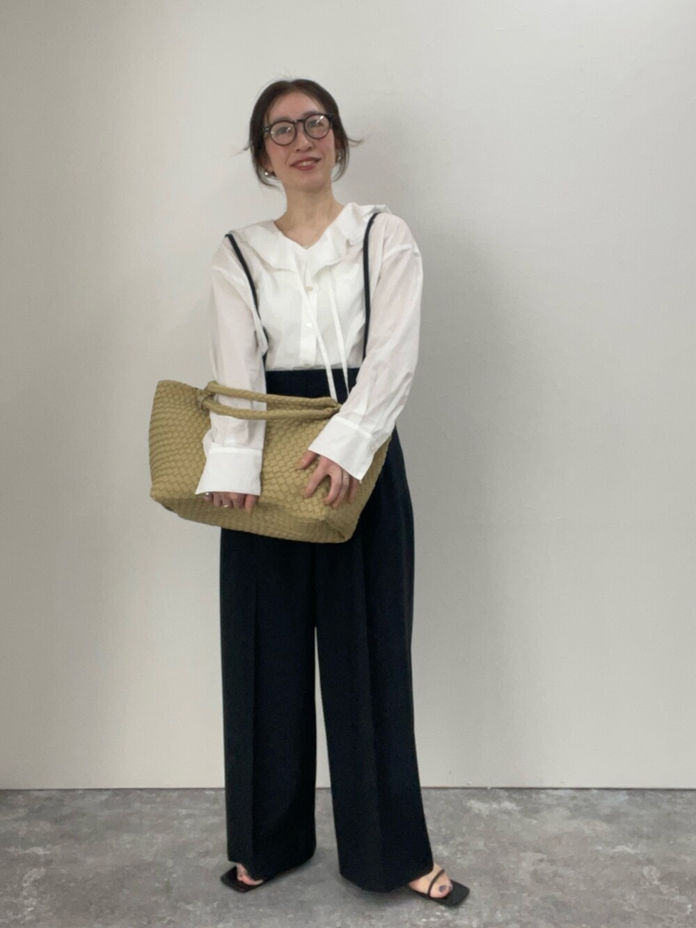 ホワイト系のシャツ/ブラウス、ブラック系のその他パンツ、ベージュ系のトートバッグを着用したレディースの冬コーディネートの6枚目の写真