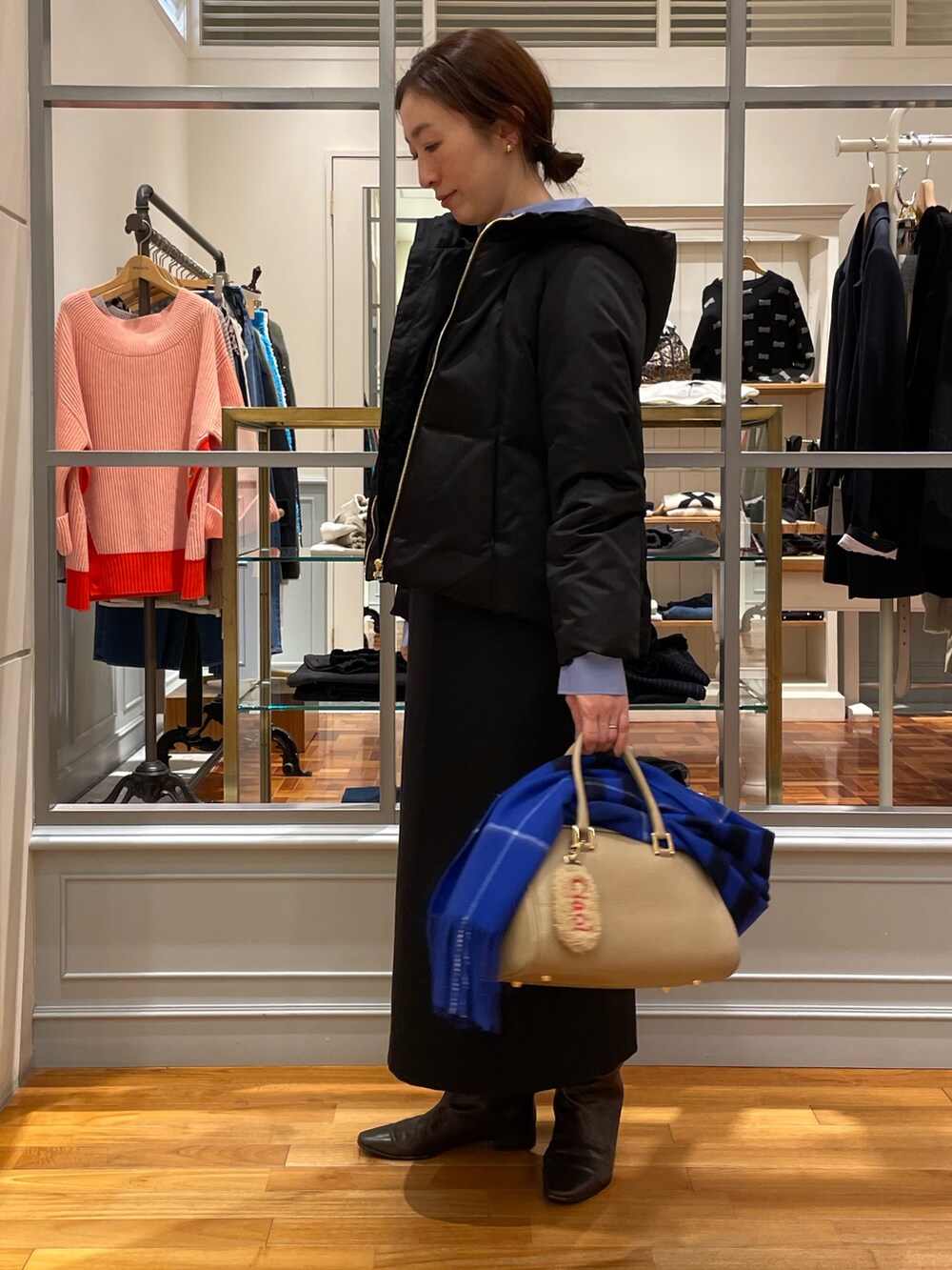 「ダウンジャケット、ダウンコート、ショートダウン、クリスマスに着たい服、ワンピース、ジャンバースカート、ブラックコーデ、ストール、チェックストール、ブルー×ブラック、冬コーデ、冬アウター、冬のコーデ、ノーリーズ、大人カジュアル」|「NOLLEY’SのMY STANDARDシャツ(シャツ/ブラウス、ブルー系)」を使った、yuko yamaguchiさん(レディース・158cm)の冬コーディネートの2枚目の写真
