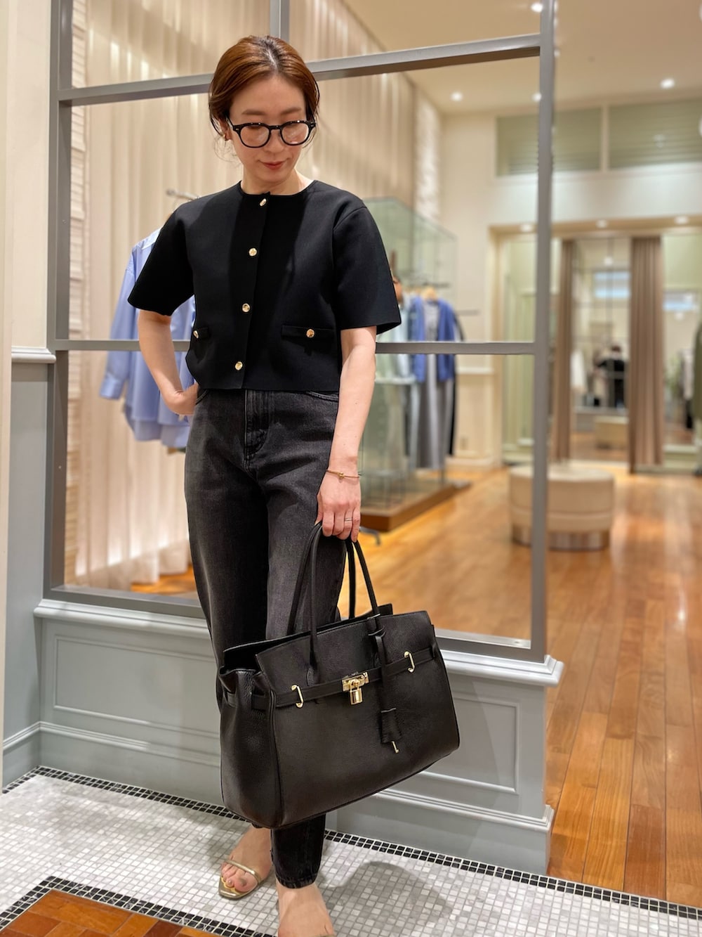 「ニットジャケット、ノーカラージャケット、クラシカル、春コーデ、春夏コーデ、春服、モノトーン、モノトーンコーデ、大人かわいい、大人カジュアル、ママコーデ、デニム、ブラックデニム、ブラックコーデ、NOLLEY'S」｜「NOLLEY’Sのボストンメガネ（メガネ、ブラック系）」を使った、yuko yamaguchiさん（レディース・158cm）の春コーディネートの3枚目の写真
