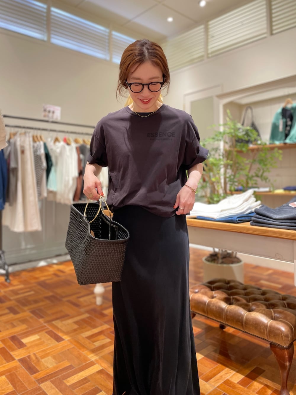 「大人カジュアル、大人コーデ、大人女子、大人かわいい、カジュアルコーデ、カジュアル、カジュアルスタイル、ノーリーズ、Tシャツ、ナロースカート、ロングスカート、マキシスカート、モノトーン、モノトーンコーデ」｜「NOLLEY’SのESSENCE Tシャツ（Tシャツ/カットソー、グレー系）」を使った、yuko yamaguchiさん（レディース・158cm）の夏コーディネートの8枚目の写真