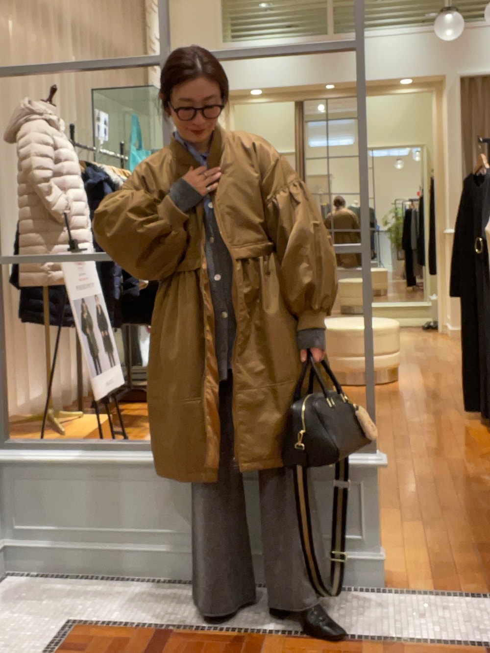 イエロー系のその他アウター、ブルー系のシャツ/ブラウス、グレー系のカーディガン/ボレロを着用したレディースの冬コーディネートの6枚目の写真