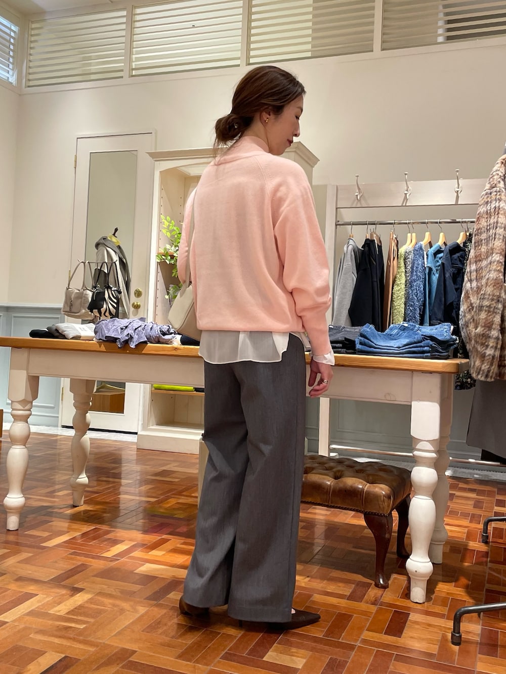 ピンク系のニット/セーター、ホワイト系のショルダーバッグ、ホワイト系のシャツ/ブラウスを着用したレディースの冬コーディネートの2枚目の写真